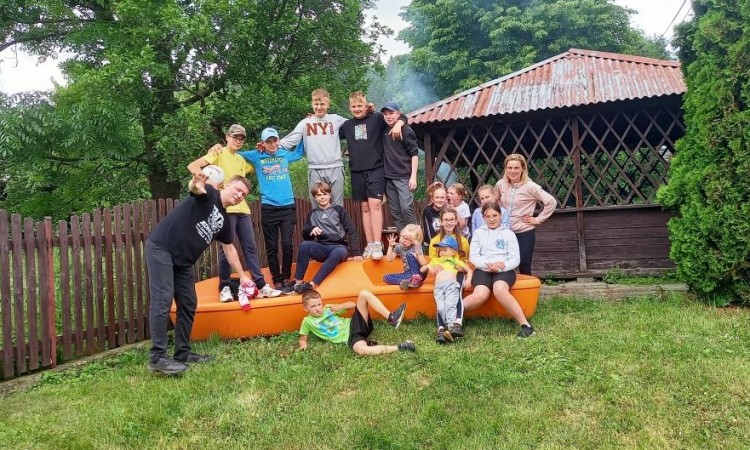 SŁUŻBA LITURGICZNA KONTRA SCHOLKA