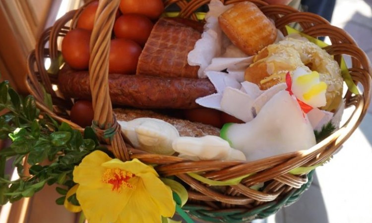 BŁOGOSŁAWIENIE POKARMÓW WIELKANOCNYCH